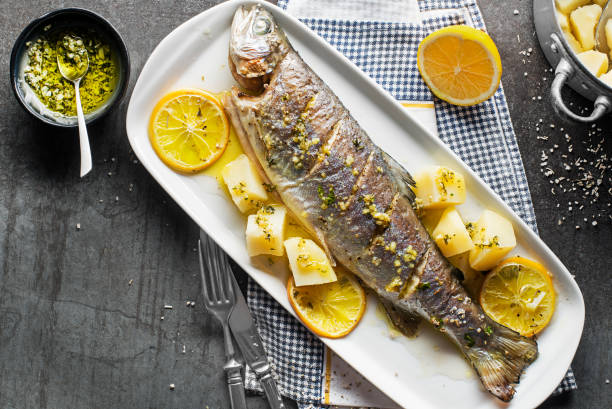 마늘 소스를 곁들인 구운 생선 식사 - trout prepared fish whole grilled 뉴스 사진 이미지