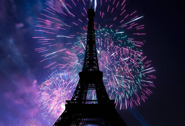 coloridos fuegos artificiales de celebración sobre la torre eiffel en parís, francia - eiffel tower fotografías e imágenes de stock