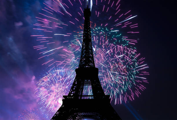 праздничный красочный фейерверк над эйфелевой башней в париже, франция - eiffel tower paris france famous place france стоковые фото и изображения