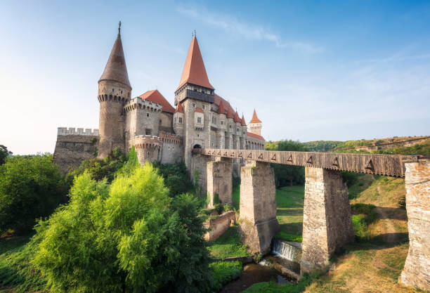 hermosa vista con el castillo de corvin en hunedoara, rumania - hunyad castle fotografías e imágenes de stock