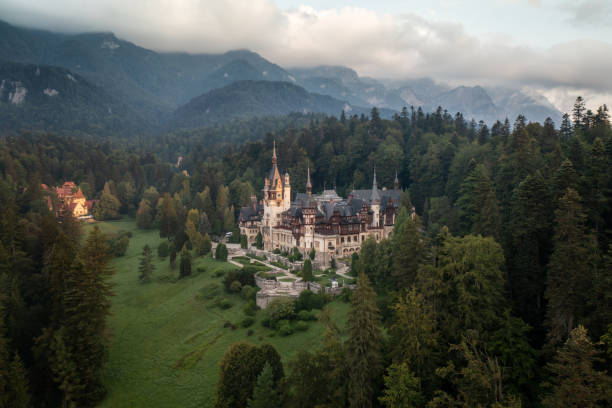 panoramiczne zdjęcie pięknego zamku peles i jego pięknych ogrodów w pobliżu sinaia, rumunia - sinaia zdjęcia i obrazy z banku zdjęć