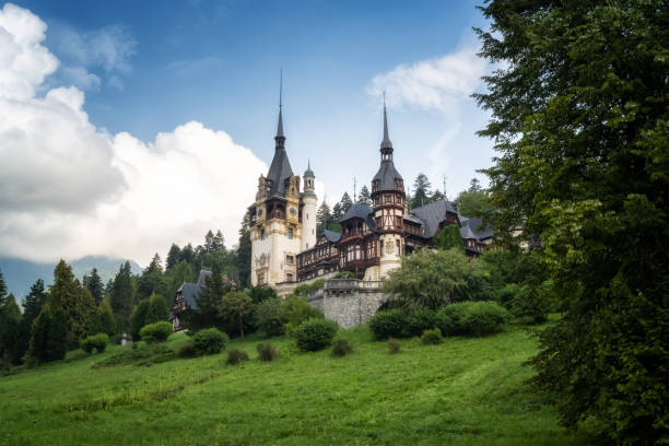 ルーマニアのシナイア近郊の美しいペレス城とその美しい庭園のパノラマ写真 - sinaia ストックフォトと画像