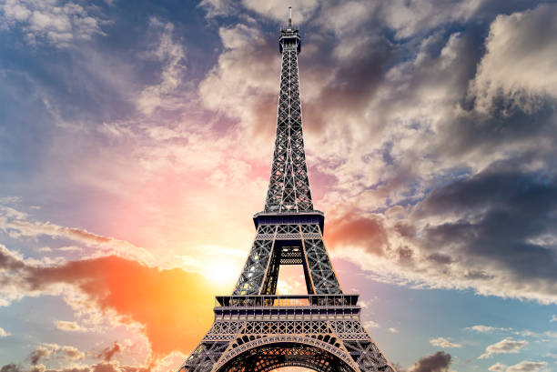 эйфелева башня на фоне прекрасного неба на закате. париж, франция - paris france eiffel tower architecture france стоковые фото и изображения