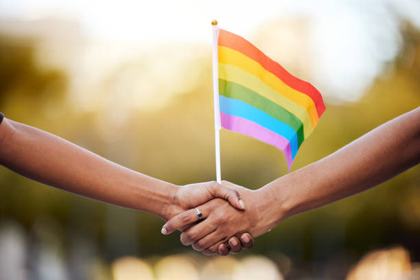 lgbtq-regenbogen, flagge und paar, das händchen hält für gay pride, lesbische unterstützung oder menschenrechtsaktivistin. transgender, liebe und afrikanische schwarze gemeinsam für gleichberechtigung, partnerschaft und lgbt-community - holding hands human hand romance support stock-fotos und bilder