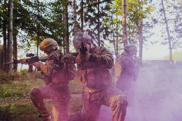 combatientes soldados de pie juntos con armas. retrato de grupo de miembros de élite del ejército estadounidense, militares de compañías militares privadas, escuadrón antiterrorista - airsoft fotografías e imágenes de stock