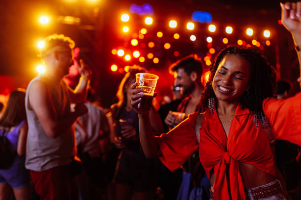 音楽祭で踊る魅力的な女性。 - drink alcohol summer celebration ストックフォトと画像