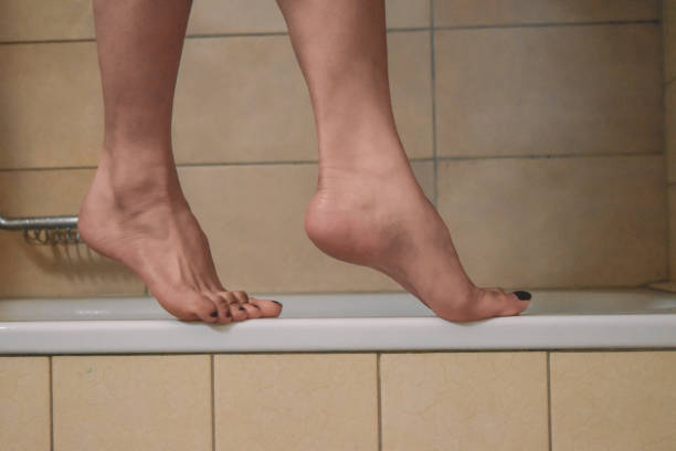 istock a pair of feet on the bathtub. 1473679900