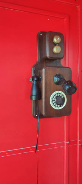 il vecchio modello di telefono pubblico sembra unico, installato in una sala telefonica pubblica in un porto di merak, banten - telephone booth telephone panoramic red foto e immagini stock