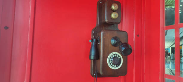 il vecchio modello di telefono pubblico sembra unico, installato in una sala telefonica pubblica in un porto di merak, banten - telephone booth telephone panoramic red foto e immagini stock