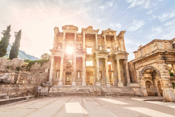 vacaciones en turquía vista de la antigua ciudad de éfeso durante el verano, que era una antigua ciudad griega en la costa de jonia. - ephesus fotografías e imágenes de stock