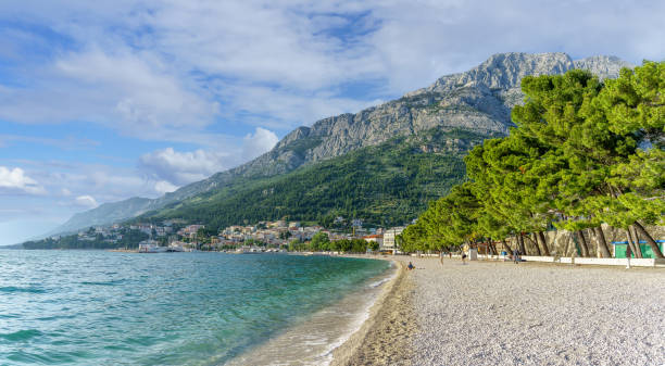 пейзаж с пляжем башка вода, хорватия - makarska riviera стоковые фото и изображения