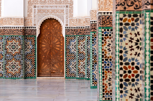 Hermosos azulejos típicos marroquíes en la Madrasa - Marruecos photo