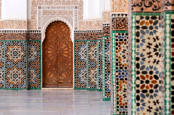 hermosos azulejos típicos marroquíes en la madrasa - marruecos - marrakech fotografías e imágenes de stock