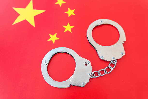 中国の旗と警察の手錠。国の法律の遵守と犯罪からの保護の概念