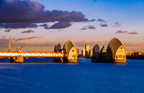 zapora tamizy konstrukcja przeciwpowodziowa o zachodzie słońca - thames flood barrier zdjęcia i obrazy z banku zdjęć