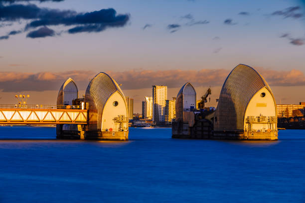 zapora tamizy konstrukcja przeciwpowodziowa o zachodzie słońca - thames flood barrier zdjęcia i obrazy z banku zdjęć