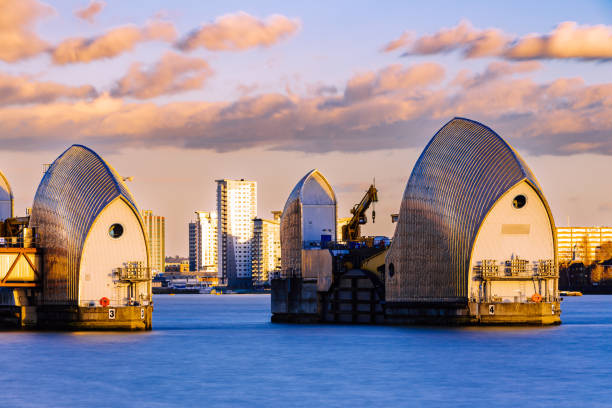 zapora tamizy konstrukcja przeciwpowodziowa o zachodzie słońca - thames flood barrier zdjęcia i obrazy z banku zdjęć