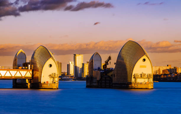 structure de défense contre les inondations de la barrière de la tamise au coucher du soleil - thames flood barrier photos et images de collection