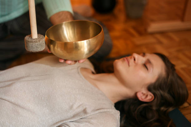 terapia com gongo de rin - relaxation lying on back women meditating - fotografias e filmes do acervo