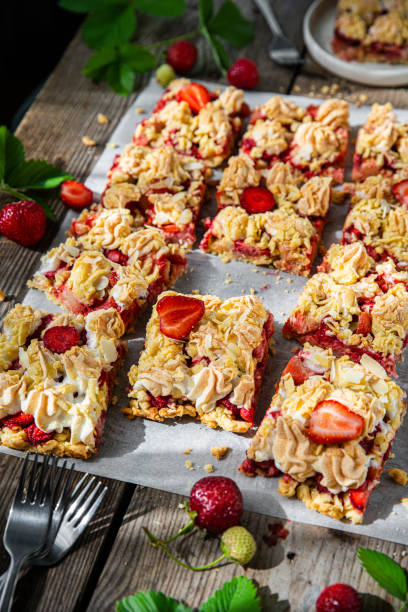 istock Strawberry and rhubarb crumble pie. 1473723484