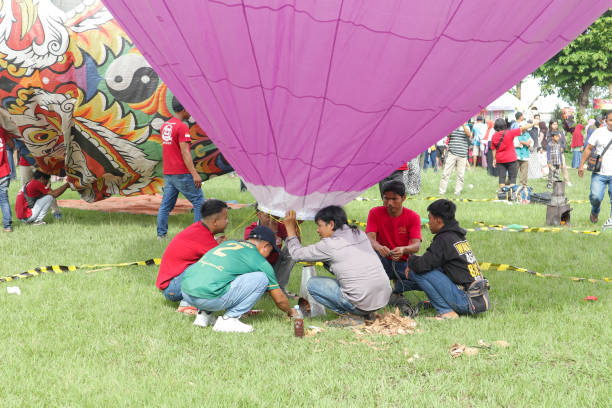 人々は熱心に祭りを祝います - traditional festival adventure air air vehicle ストックフォトと画像