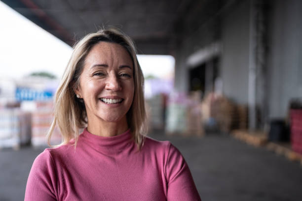 창고에 있는 사업가의 초상화 - foreman factory businesswoman latin american and hispanic ethnicity 뉴스 사진 이미지