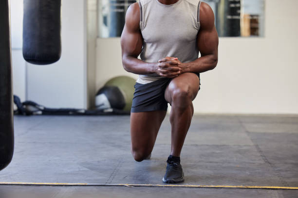 Black man, fitness and legs workout at gym for bodybuilder lunge and athlete muscle strength. Health, wellness and exercise lifestyle of athletic man at training club for muscular body. hombre negro, fitness y piernas entrenamiento de estocada en el gimnasio para la fuerza muscular del atleta culturista. salud, bienestar y estilo de vida de ejercicio del hombre atlético africano en el club de entrenamiento para el cuerpo musculoso.