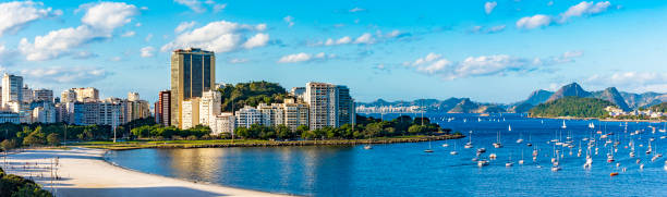 пляж ботафого и залив гуанабара с горой сахарная голова - rio de janeiro guanabara bay urban scene cityscape стоковые фото и изображения