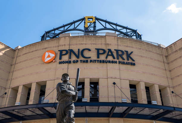 호누스 바그너 동상이 앞에 있는 pnc 공원 - pnc park 뉴스 사진 이미지