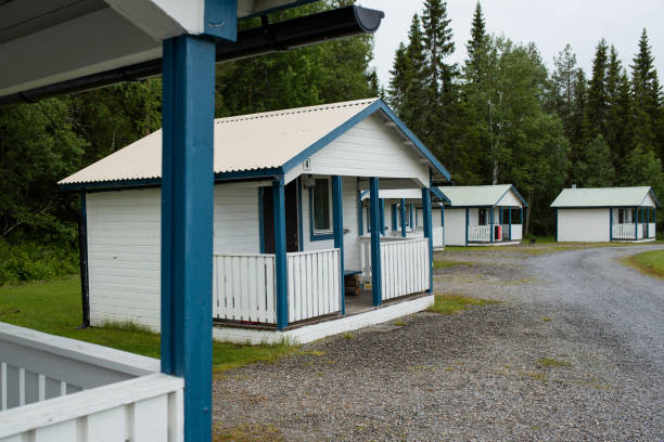 伝統的なフィンランドの木造住宅、キャンプ。ヨーロッパを旅行します。キャンピング。旅行と研究。観光と旅行の概念
