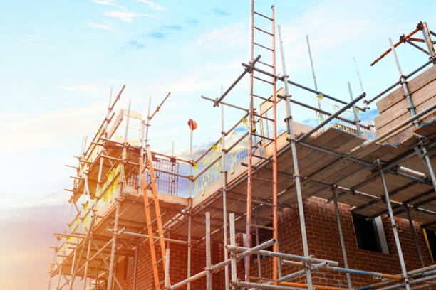 새로운 주택 개발에서 주택 주변에 세워진 비계 - uk scaffolding construction building activity 뉴스 사진 이미지