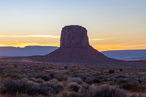 monument valley landscape at sunset - mitchell butte - mitchell butte imagens e fotografias de stock