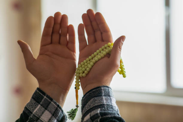 male hand of prayer - prayer beads imagens e fotografias de stock