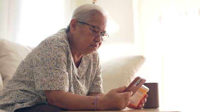 Elderly woman  use smartphone vdo call to discuss with doctor.