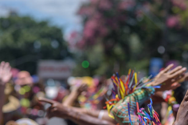 multitud levantando sus manos en un desfile de carnaval - axe fotografías e imágenes de stock