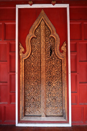 The door of the sermon hall of Wat Yai Suwannaram There are traces of Burmese soldiers from the Ayutthaya period using an ax to smash the door to catch people inside.