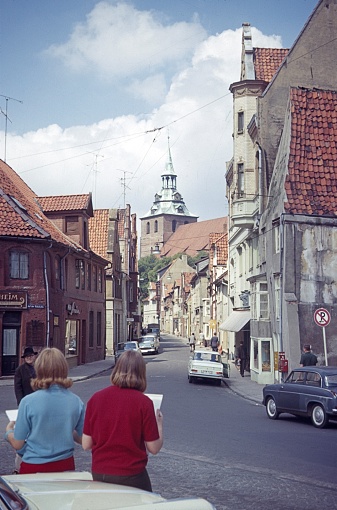 Lüneburg, Lower Saxony, Germany, 1957. Two female students with their sketchbooks in the old town of Lüneburg. And also: residents, houses and cars.