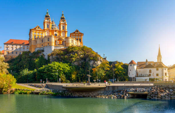 célèbre abbaye de melk dans la vallée de la wachau, autriche - fleuve danube photos et images de collection