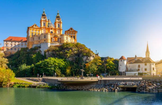 오스트리아 와차우 계곡의 유명한 멜크 수도원 - architecture austria building exterior color image 뉴스 사진 이미지