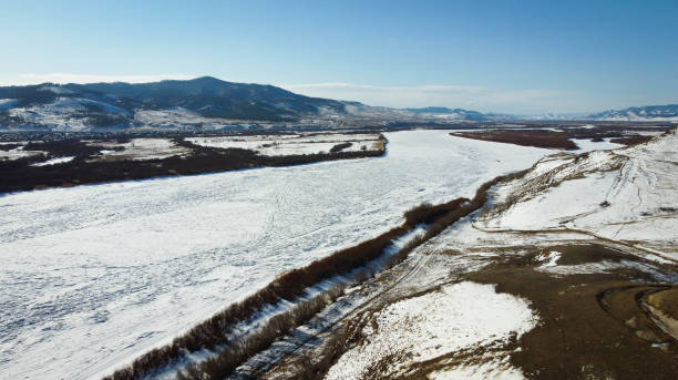 piękno syberii, pól i gór wokół jeziora bajkał - lake baikal lake landscape winter zdjęcia i obrazy z banku zdjęć