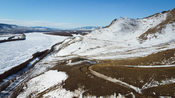 piękno syberii, pól i gór wokół jeziora bajkał - lake baikal lake landscape winter zdjęcia i obrazy z banku zdjęć