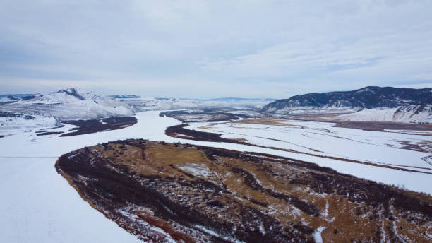 piękno syberii, pól i gór wokół jeziora bajkał - lake baikal lake landscape winter zdjęcia i obrazy z banku zdjęć