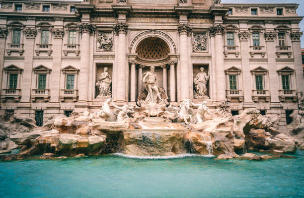 famosa y una de las fuentes más bellas de roma - fontana di trevi (fontana di trevi) - roman god fotografías e imágenes de stock