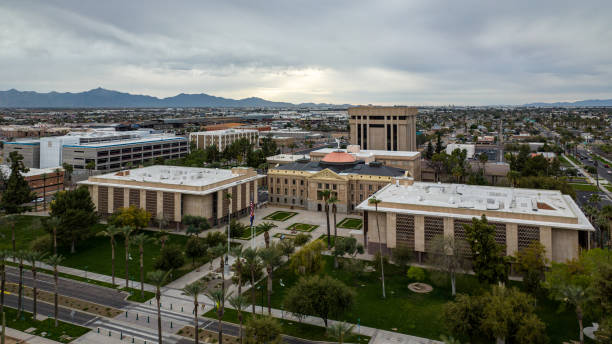 vue aérienne du capitole de l’état de l’arizona à phoenix - phoenix arizona city road photos et images de collection