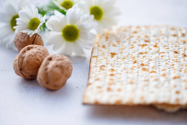 concetto di celebrazione di pesah (festa ebraica) - matzo passover cracker unleavened bread foto e immagini stock