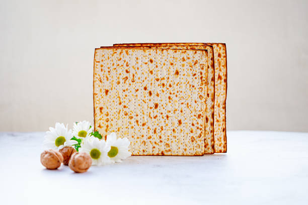 koncepcja obchodów pesah (święto żydowskie) - matzo passover cracker judaism zdjęcia i obrazy z banku zdjęć