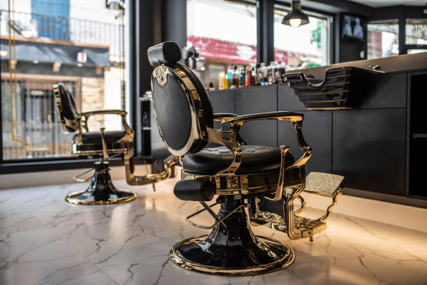 髭剃りや散髪のためにクライアントを待っている空の理髪椅子、屋内の理髪店