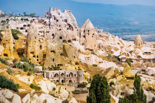 hoteles y casas talladas en las rocas de suave toba volcánica en capadocia - una de las maravillas del mundo en turquía. - goreme rural scene sandstone color image fotografías e imágenes de stock