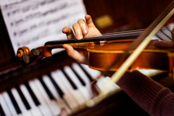 istock setting the hand at the violinist learning a piece, violin, horizontal 1473864923