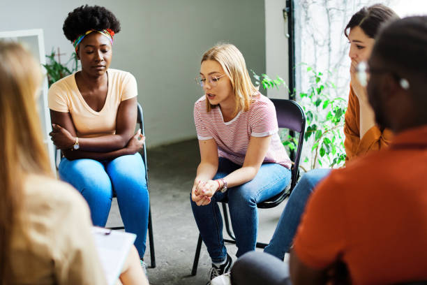 psychoterapia spotkanie kobieta wsparcie grupa manterapia psychologia pacjent psycholog kobieta komunikacja pomoc krąg siedzieć porady rozmowa biznes wykład edukacja konferencja - terapia grupowa zdjęcia i obrazy z banku zdjęć